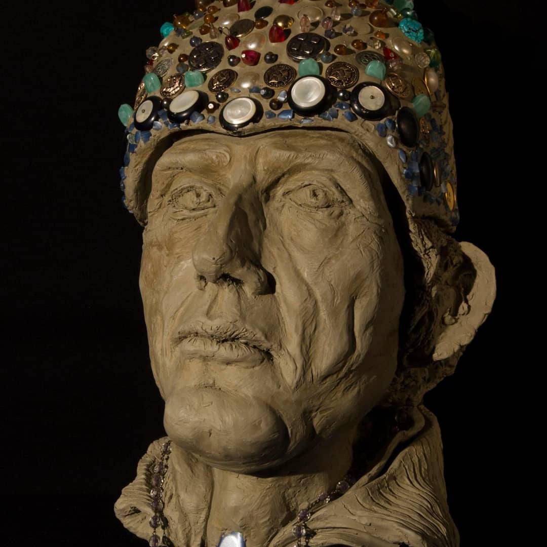 LETIZIA CUCCIARELLI-Papa Bonifacio VIII–Lo schiaffo di Anagni –2018 creta cruda con inserti di botton, pietre dure e perle 38 x18 x18 cm