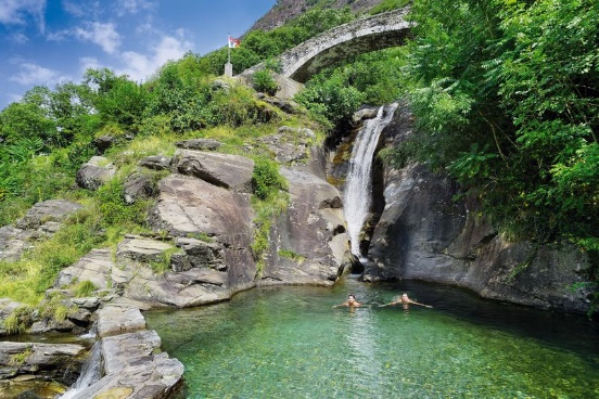 LUOGHI MAGICI PER UN BAGNO IN SOLITARIA IN TICINO