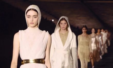 DIOR CRUISE 2022. ISPIRAZONI SPORTIVE E PEPLI CLASSICI