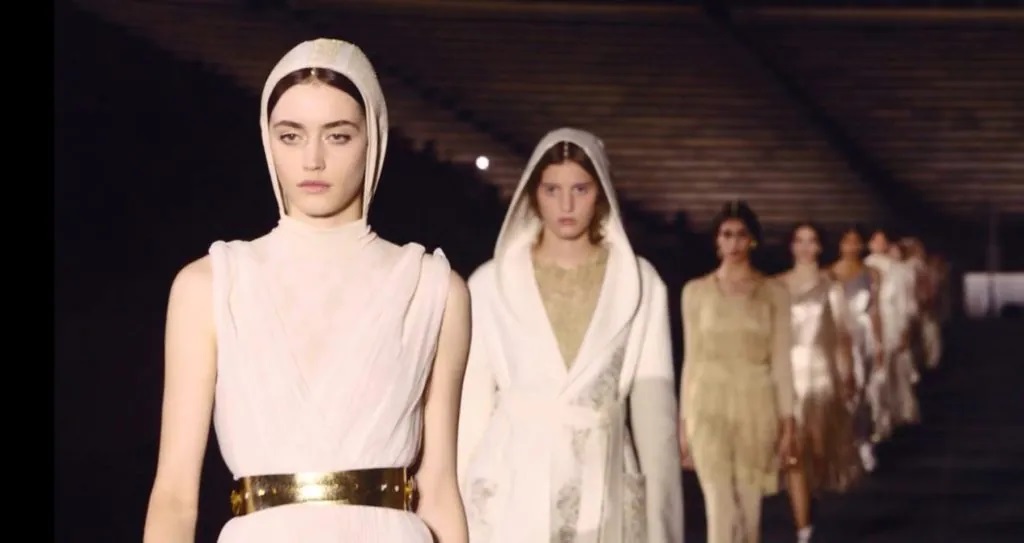 DIOR CRUISE 2022. ISPIRAZONI SPORTIVE E PEPLI CLASSICI