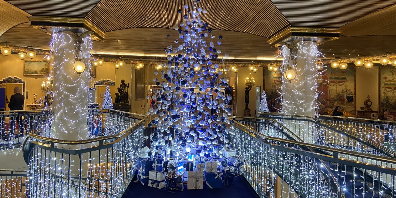 DREAMING BLUE: L’ALBERO DI NATALE AL ROME CAVALIERI A WALDORF ASTORIA HOTEL