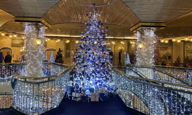 DREAMING BLUE: L’ALBERO DI NATALE AL ROME CAVALIERI A WALDORF ASTORIA HOTEL